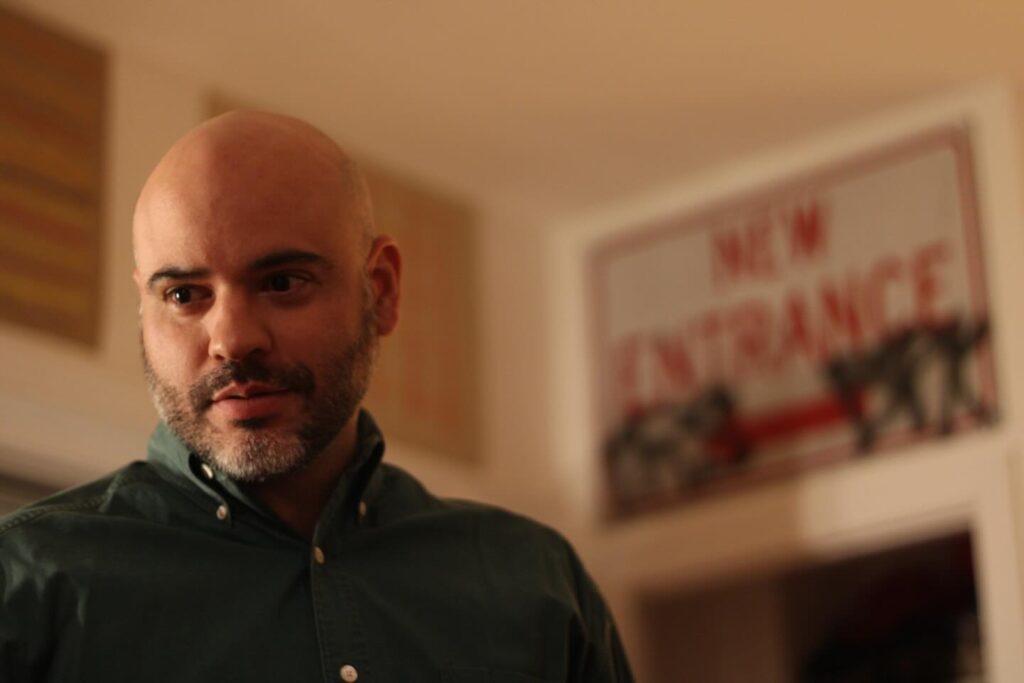 Una mirada pensativa de Pablo Iván. Esta imagen captura un momento más personal, reflejando la seriedad y determinación con la que asume su candidatura y los desafíos que enfrenta el Distrito 3.