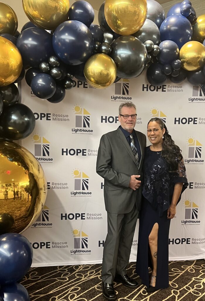 Carmen con su esposo. Cortesía de Carmen Albrecht.