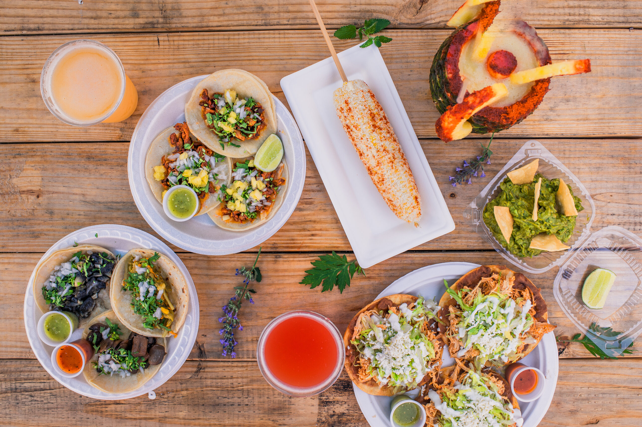 Una vibrante selección de tacos, elote, guacamole y bebidas tropicales de Philly Tacos en Spruce Street Harbor Park, Filadelfia, que exhibe la experiencia gastronómica frente al agua en su máxima expresión.

Crédito: Maria Young