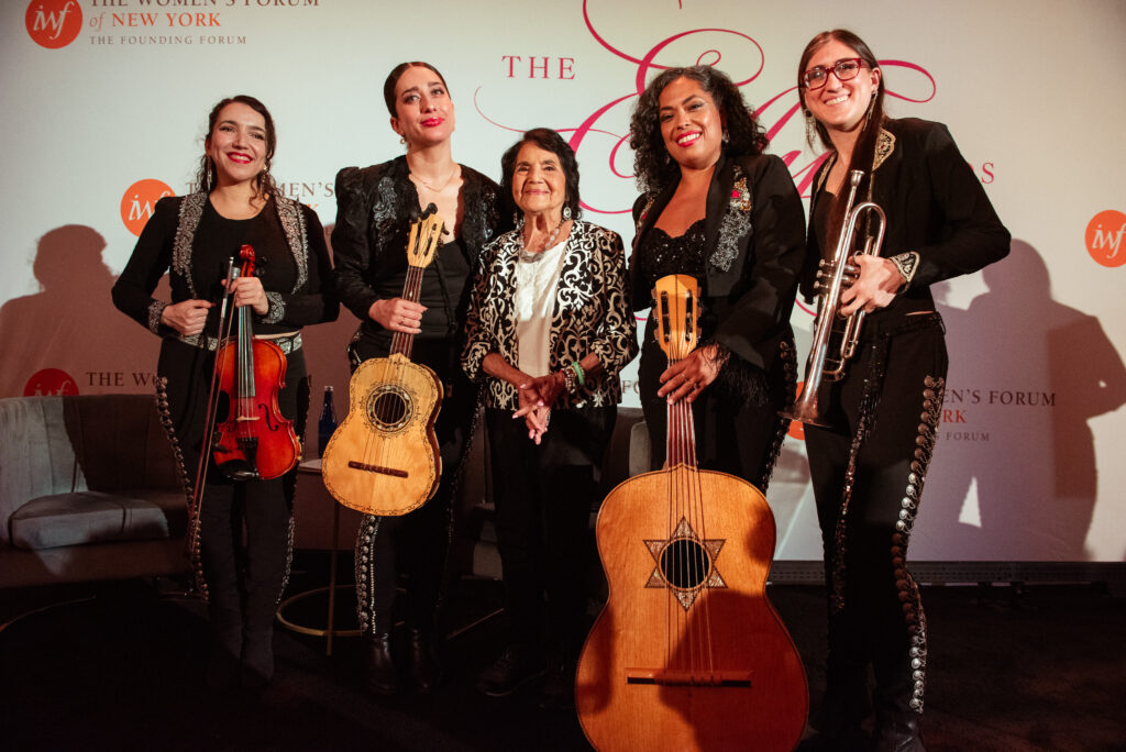 Flor de Toloache rinde un emotivo homenaje sorpresa a la líder comunitaria Dolores Huerta en Nueva York