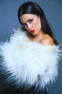 Celeste Sanazi revive el espíritu de Tita Merello en “Se dice de mí”.