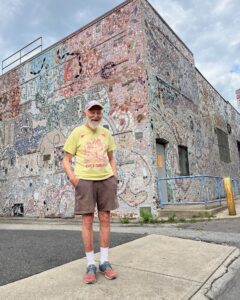 Esta imagen es un retrato vibrante que sintetiza la esencia de Isaiah Zagar: el hombre que aprendió a hablar a través de las paredes. Foto de Facebook Philadelphia's Magic Gardens
