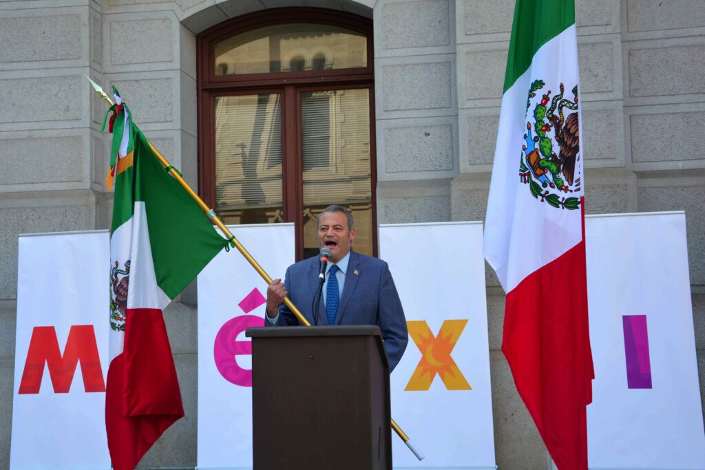 Cada 24 de febrero, México se detiene frente a su "Lábaro Patrio".