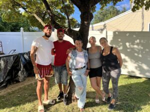 Carmen con sus hijos. Cortesía de Carmen Albrecht. // Carmen with her children. Courtesy of Carmen Albrecht.