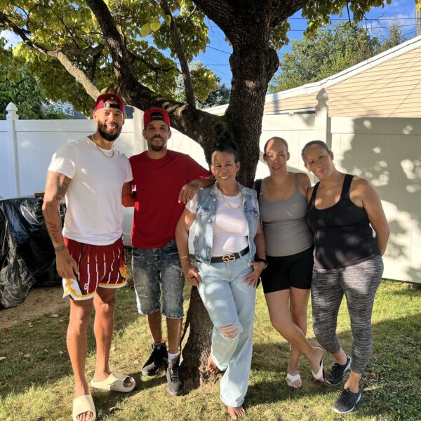 Carmen con sus hijos. Cortesía de Carmen Albrecht. // Carmen with her children. Courtesy of Carmen Albrecht.