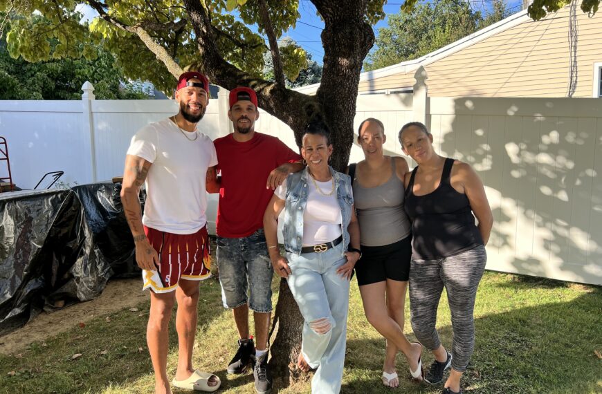 Carmen con sus hijos. Cortesía de Carmen Albrecht. // Carmen with her children. Courtesy of Carmen Albrecht.