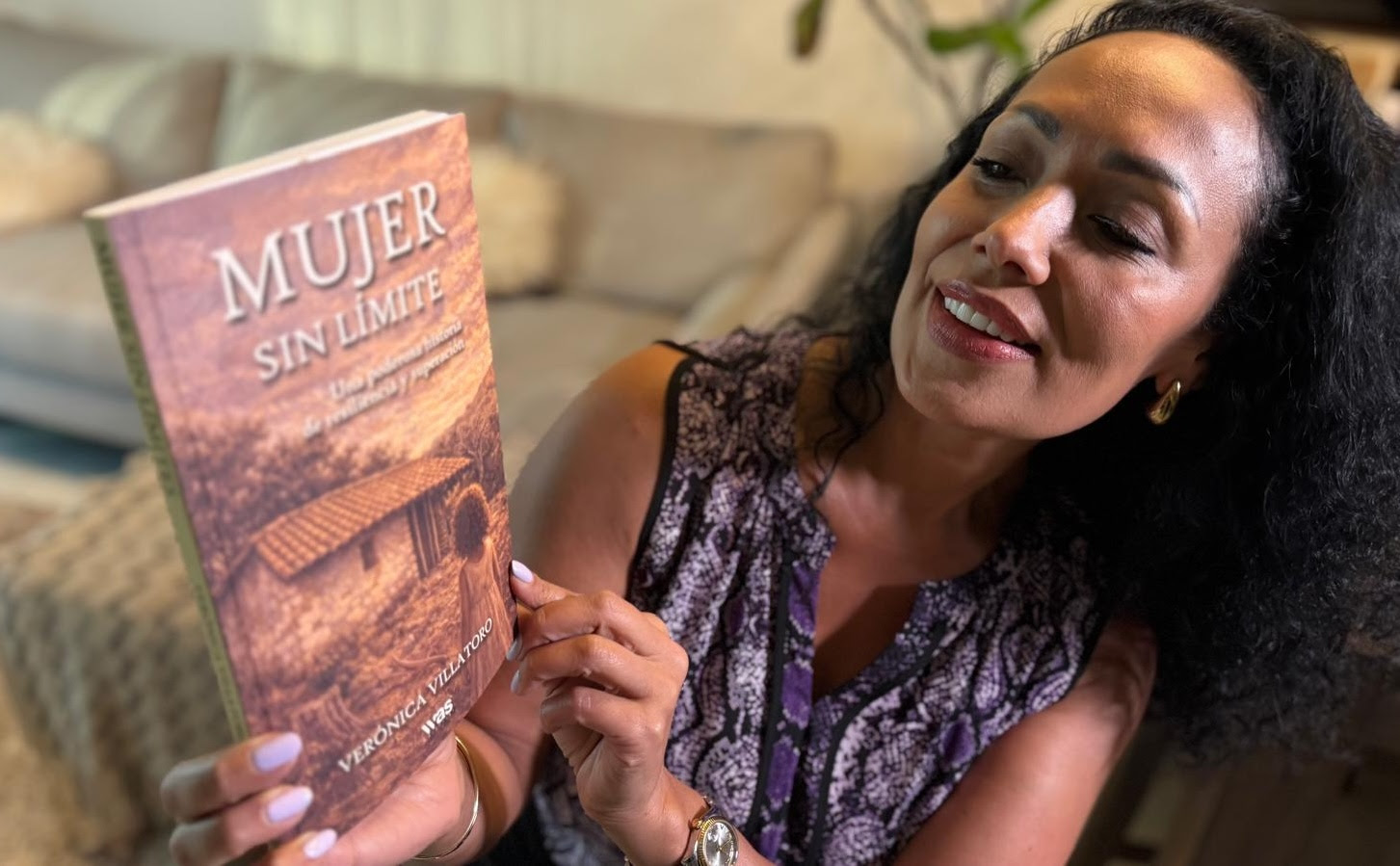 Verónica Villatoro lanza "Mujer sin límite": el libro que narra el camino de El Salvador a Hollywood.