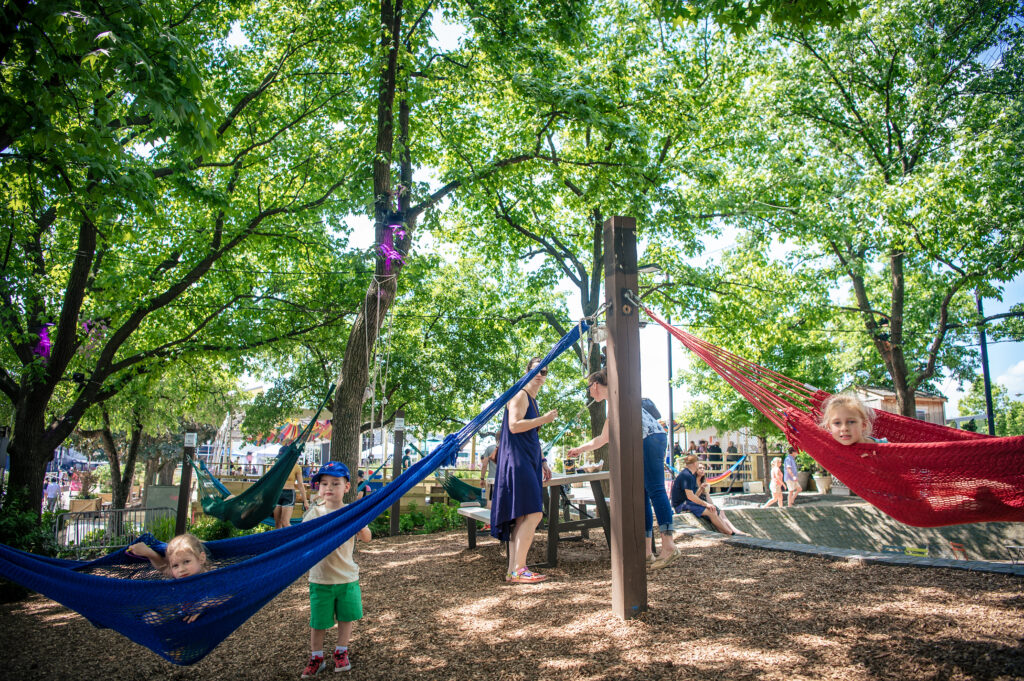 Los niños disfrutan de las emblemáticas hamacas del Spruce Street Harbor Park en Filadelfia, un destino ideal para familias situado a orillas del río Delaware. Crédito: Maria Young