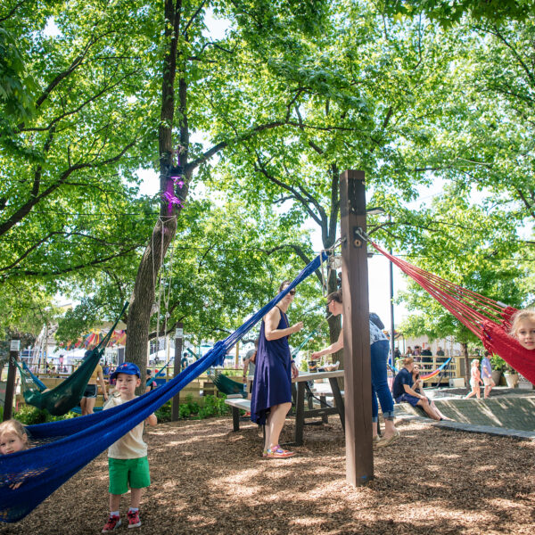 Los niños disfrutan de las emblemáticas hamacas del Spruce Street Harbor Park en Filadelfia, un destino ideal para familias situado a orillas del río Delaware. Crédito: Maria Young