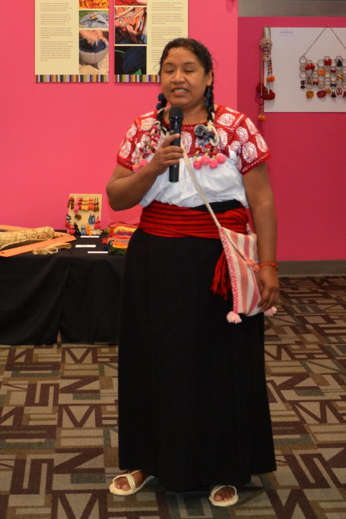 Demos una cordial bienvenida a la maestra Avelina Martínez García, distinguida artesana poblana y promotora de las tradiciones textiles de México", manifestó con orgullo el cónsul Carlos Obrador durante la apertura formal.
