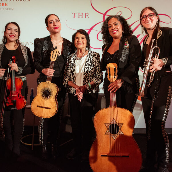 Flor de Toloache rinde un emotivo homenaje sorpresa a la líder comunitaria Dolores Huerta en Nueva York