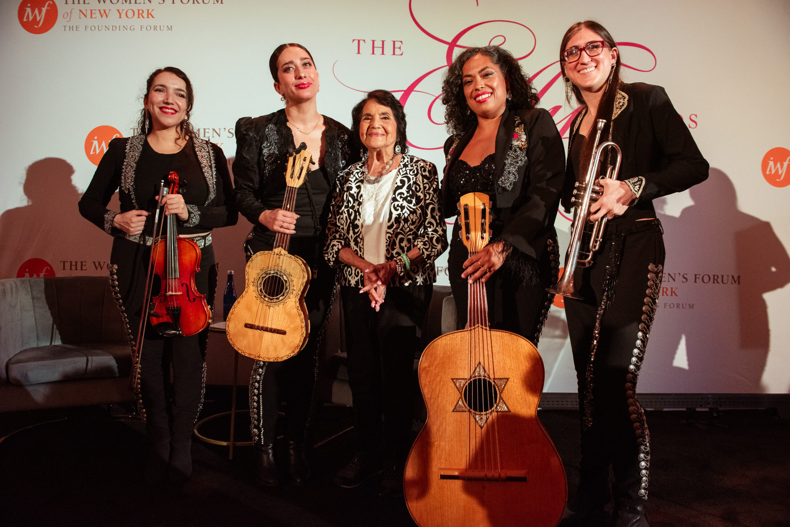 Flor de Toloache rinde un emotivo homenaje sorpresa a la líder comunitaria Dolores Huerta en Nueva York