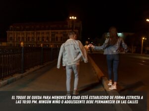 el toque de queda para menores de edad está establecido de forma estricta a las 10:00 PM. Ningún niño o adolescente debe permanecer en las calles