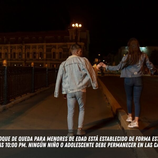 el toque de queda para menores de edad está establecido de forma estricta a las 10:00 PM. Ningún niño o adolescente debe permanecer en las calles