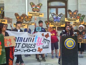 «Una ley en papel no protege a nadie»: La comunidad inmigrante de Filadelfia logra que la Alcaldía abra el diálogo sobre ICE OUT