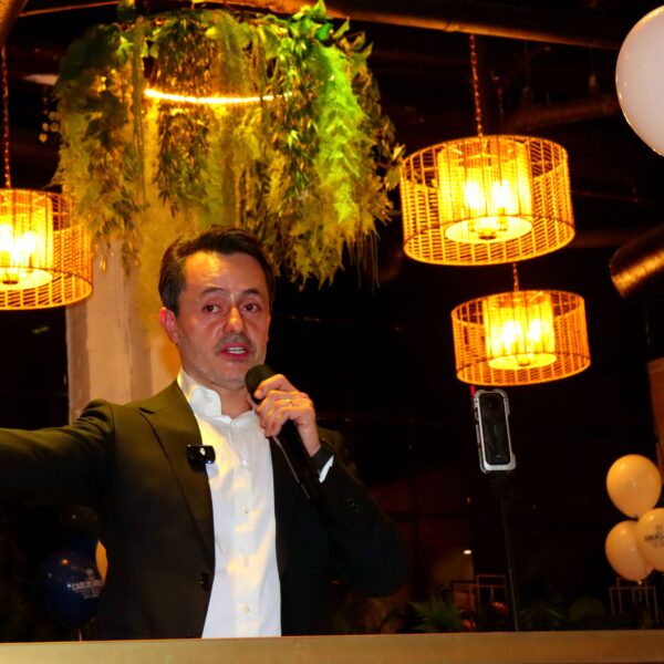 Carlos Giraldo lanza en Fishtown su candidatura al Concejo de Filadelfia para 2027