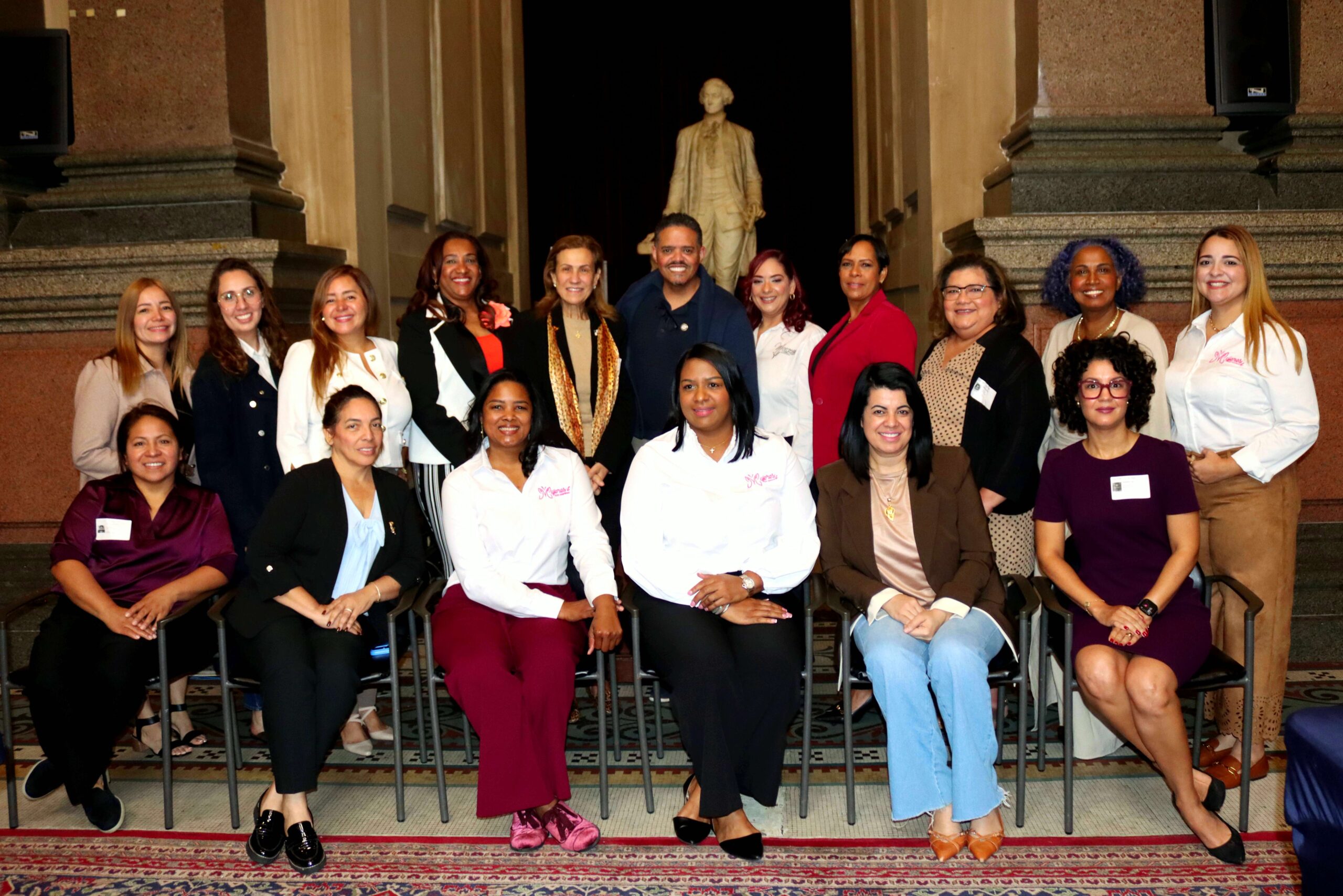 Líderes y empresarias latinas en Filadelfia se unen en el Ayuntamiento para debatir sobre acceso a capital, equidad y crear la Agenda Conjunta 2027.